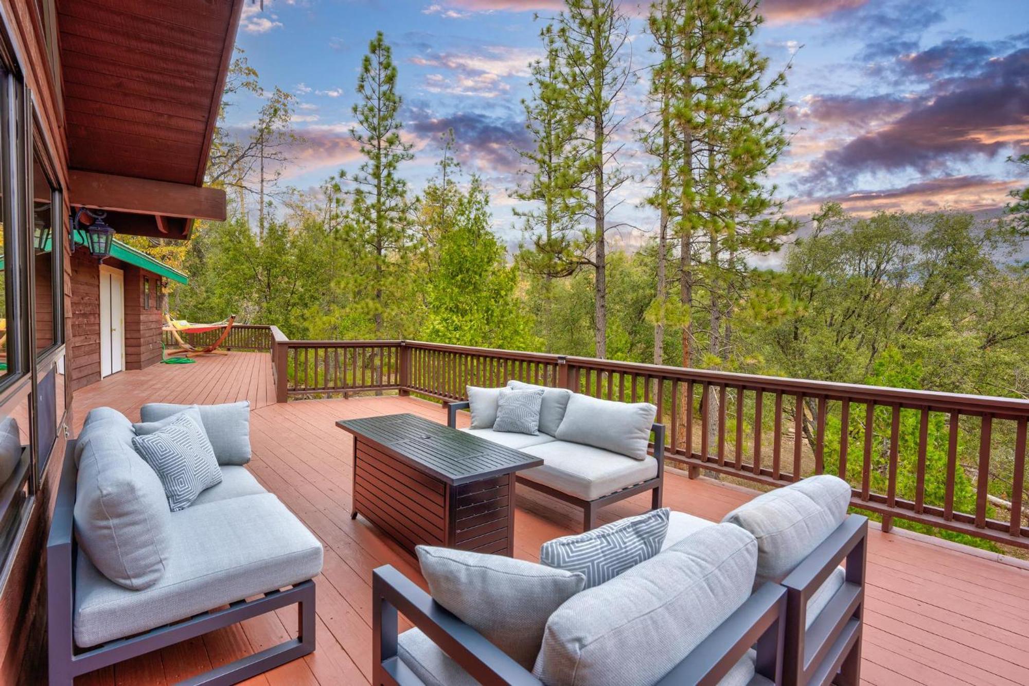 Summit Stunning Loaded With Amenities *