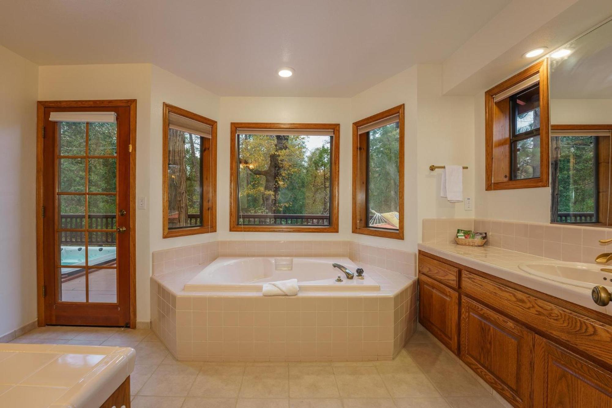 Summit Stunning Loaded With Amenities * Oakhurst
