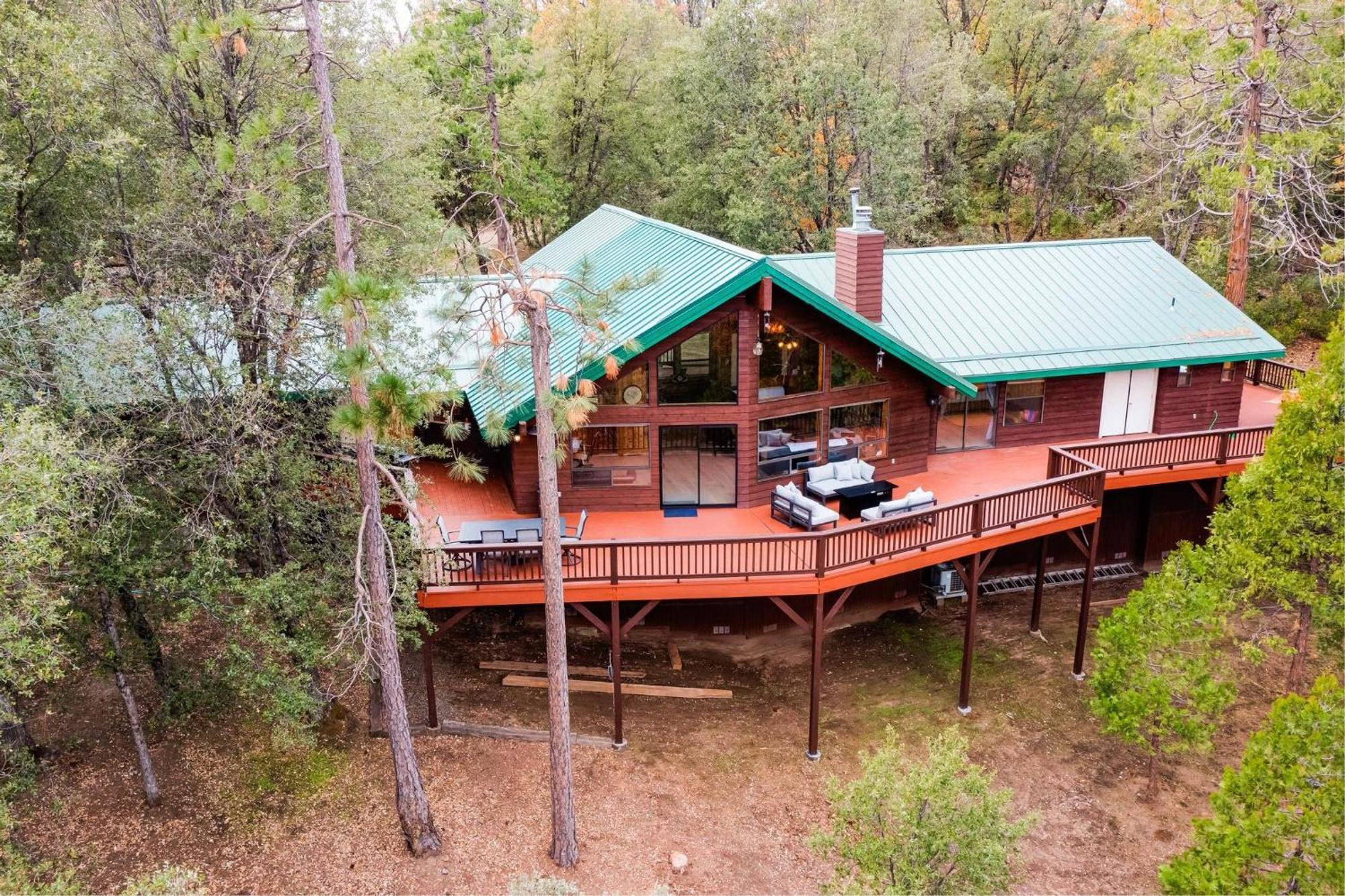 Summit Stunning Loaded With Amenities *